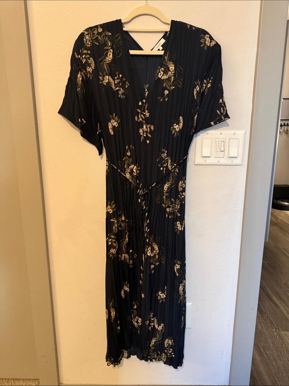 VINCE NWT Painted Blooms Floral Tie Waist Crinkle-Textured Midi Dress Navy Large - Picture 2 of 5